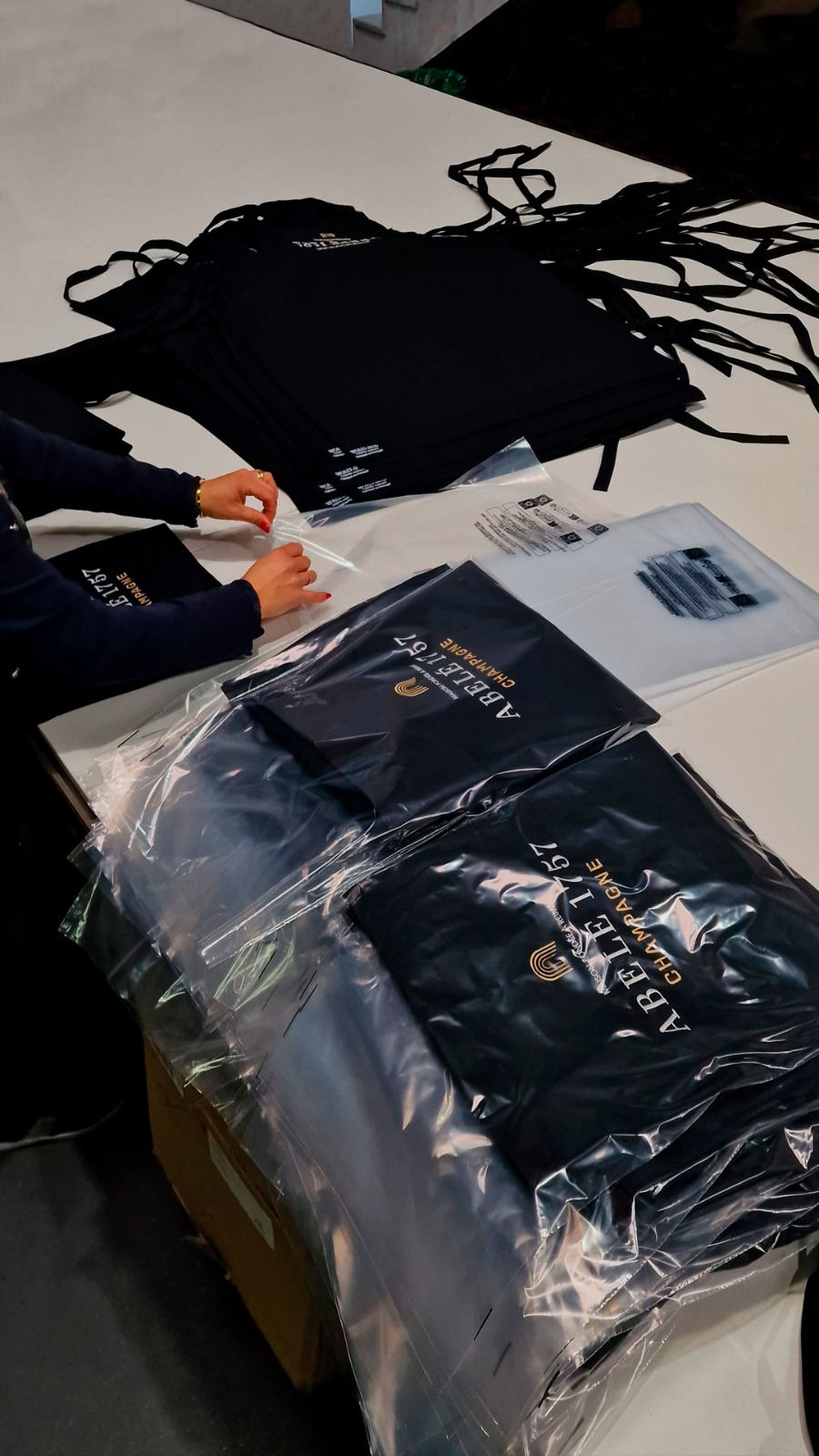 Du t-shirt classique au sweat haut de gamme, nous proposons une vaste sélection de textiles personnalisables